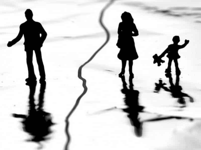 Sau Ly H&ocirc;n Ai Được Quyền Nu&ocirc;i Con?